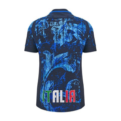 Maglia Rugby Italia Training 2025 Bambino: Maglia da rugby blu per bambini della nazionale italiana, vista posteriore con disegno astratto e scritta "ITALIA".