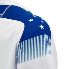Maglia da rugby da trasferta per ragazzi del Manu Samoa 2023-24: primo piano della maglia bianca con pannello blu sulla spalla e motivo a stelle e strisce del Manu Samoa.