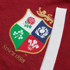 Maglia da rugby replica dei British & Irish Lions: maglia rossa con l'emblema dei Lions, raffigurante rose, trifogli, cardi, narcisi e la scritta "Since 1888".