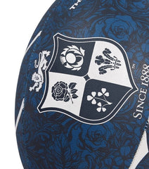 Pallone Rugby British & Irish Lions Thrillseeker Blu: pallone da rugby blu navy con stemma raffigurante le quattro nazioni di appartenenza e un motivo a rosa.