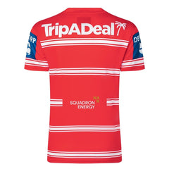 Maglia alternativa della NRL dei St. George Dragons: maglia da rugby a righe rosse e bianche con i loghi degli sponsor TripADeal e Squadron Energy.