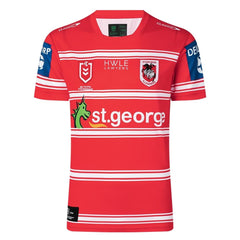 Maglia alternativa NRL dei St.George Dragons: maglia rossa da rugby league con strisce bianche, logo della squadra e loghi degli sponsor.