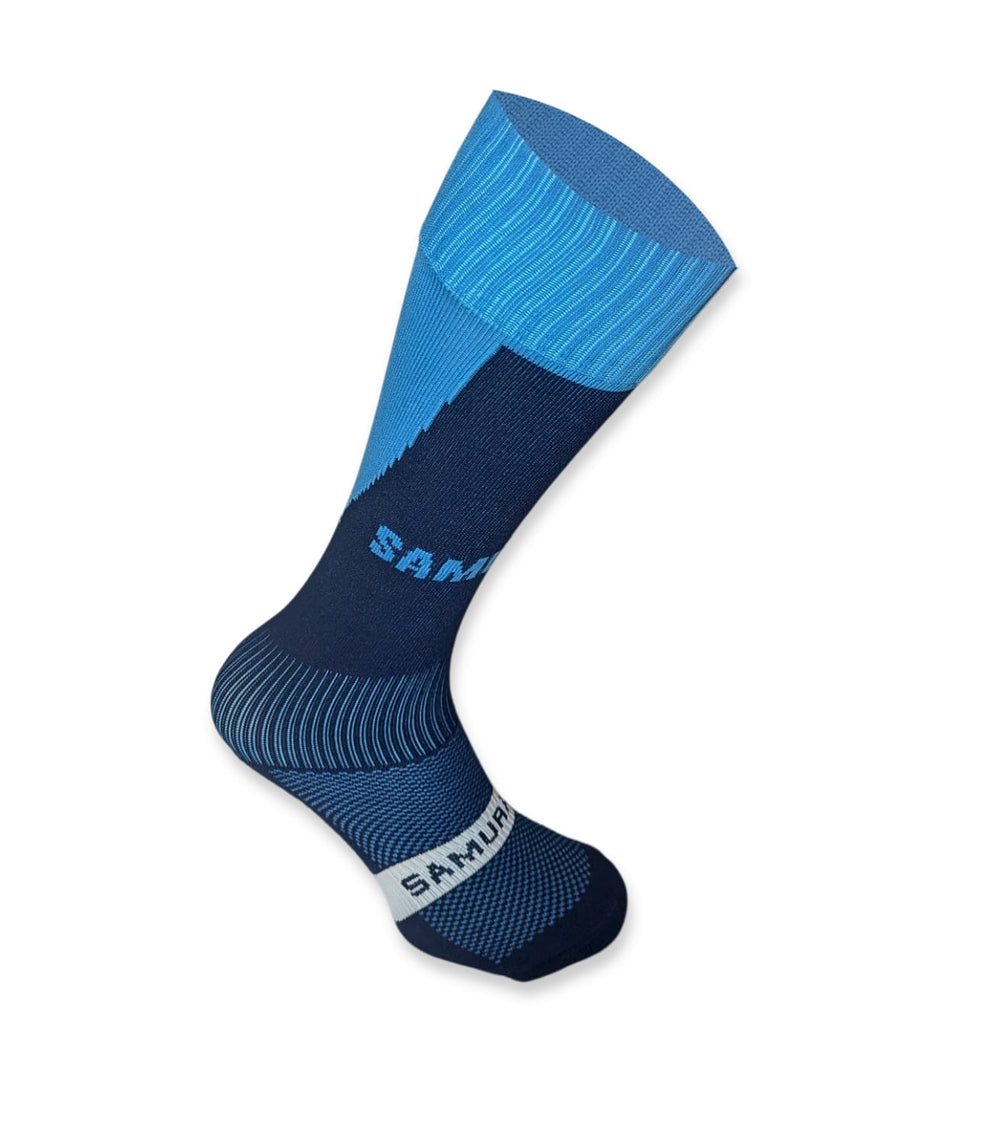 Calza Rugby Samurai Professionale Tri Nation Blu Celeste: Calzini da rugby professionali blu e blu navy con design a compressione