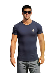 T-shirt sportiva blu da uomo, manica corta, con logo discreto sul petto.