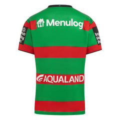 Maglia da rugby casalinga per bambini dei South Sydney Rabbitohs. Design a strisce verdi e rosse con loghi degli sponsor.