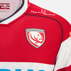 Maglia da rugby Gloucester 2026 Home PRO, rossa con stemma del club e logo Hartpury.