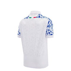 Maglia replica PRO da trasferta della nazionale di rugby italiana 2025: maglia bianca con maniche a fantasia blu e dettaglio della bandiera italiana.