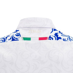 Maglia Rugby Italia 2025 away replica PRO: Maglia da rugby bianca dell'Italia con motivo blu e bianco, dettaglio della bandiera italiana, scritta "ITALIA" sul colletto.