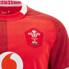 Maglia da rugby Galles 2026 home Macron rossa con stemma WRU.