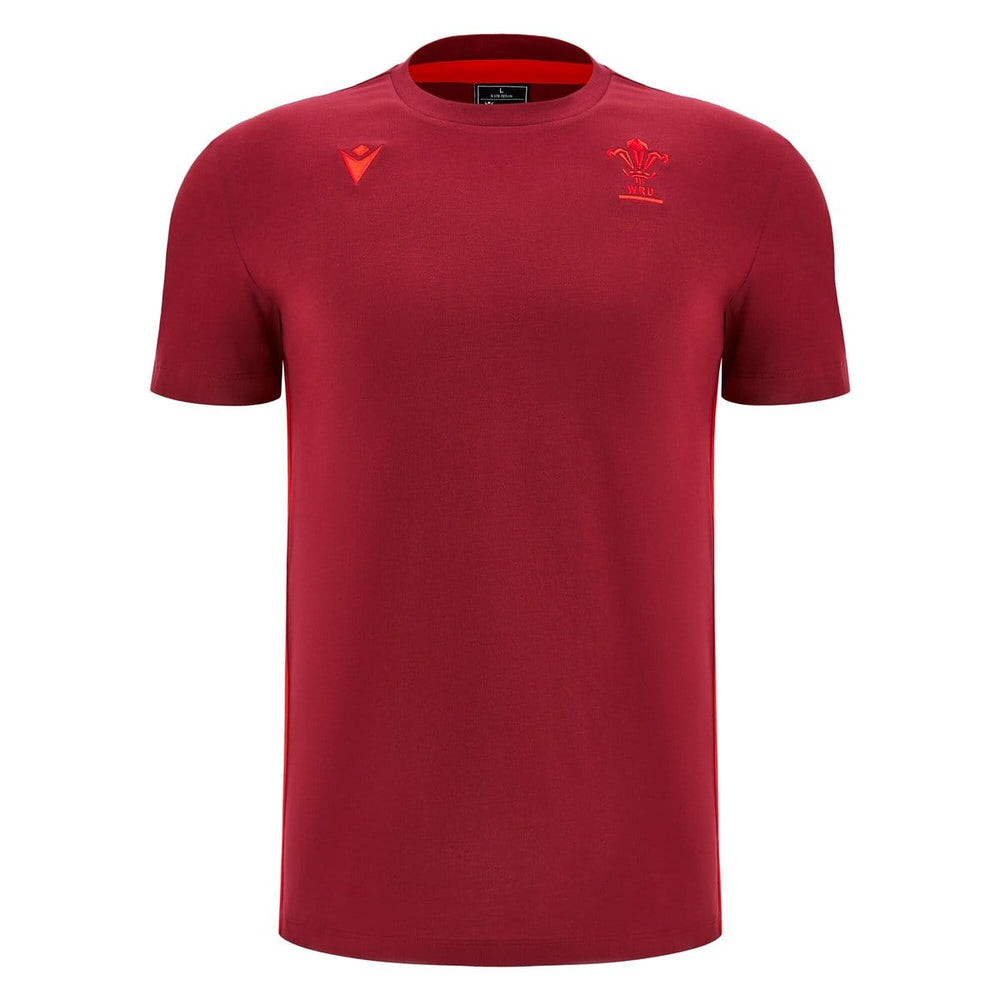 Maglia da viaggio Galles Rugby 2026 in cotone rosso intenso con logo Macron e stemma gallese.