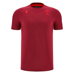 Maglia da viaggio Galles Rugby 2026 in cotone rosso intenso con logo Macron e stemma gallese.