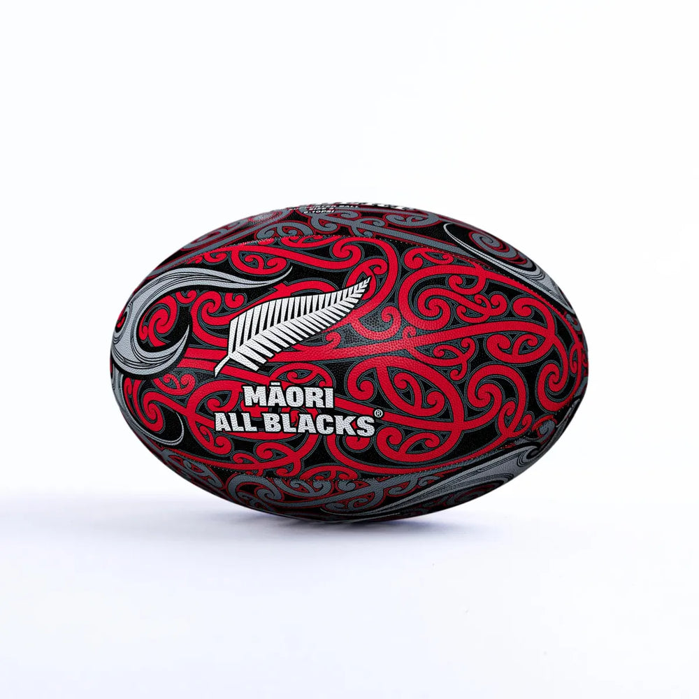 Pallone da rugby All Blacks Maori con design tradizionale, rosso e nero.