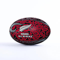 Pallone da rugby All Blacks Maori con design tradizionale, rosso e nero.