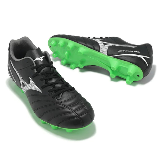 Scarpe da calcio Mizuno Monarcida NEO III Select MD nere con suola verde brillante.