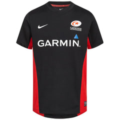 Maglia da rugby ufficiale Nike Saracens per bambini: design nero e rosso, logo della squadra, sponsor Garmin. Abbigliamento da allenamento per ragazzi.
