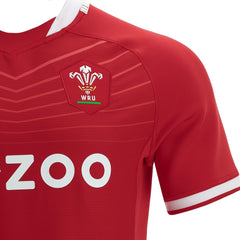 Maglia da rugby casalinga Macron Wales 2023: autentica maglia da rugby rossa gallese con logo della squadra e sponsor "Zoo".