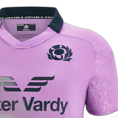 Maglia da trasferta della Scozia Rugby 2022/23: maglia viola Macron con il logo del cardo scozzese e dettagli dello sponsor.