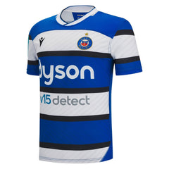 Maglia Rugby Bath Home Pro 2023: Maglia ufficiale casalinga del Bath Rugby, con design a strisce blu e bianche, con il logo del Bath Rugby e lo sponsor Dyson.