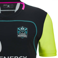 Maglia da rugby da allenamento per bambini Glasgow Warriors 2023: nera con maniche giallo neon, dettagli verde acqua e logo della squadra. Maglia Rugby Glasgow Warrior Bambino.