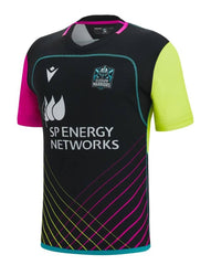 Maglia da allenamento per ragazzi Glasgow Warriors 2023: maglia da allenamento per bambini nera, rosa fluo e gialla. Logo dello sponsor SP Energy Networks.