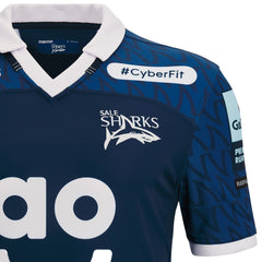 Maglia da rugby Sale Sharks Home 2023: maglia ufficiale Macron con logo Sale Sharks e marchio dello sponsor. Design dettagliato.