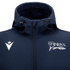 Giacca softshell blu navy da rugby Sale Sharks 2022-23 con logo Macron.