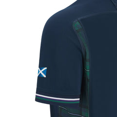 Maglia da rugby Macron Scotland 2024: replica della maglia casalinga blu navy con dettagli tartan e bandiera scozzese.