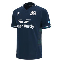 Maglia da rugby Macron Scotland 2024: replica ufficiale della maglia casalinga blu navy con logo dello sponsor Peter Vardy, dettagli in tartan e bandiera scozzese.