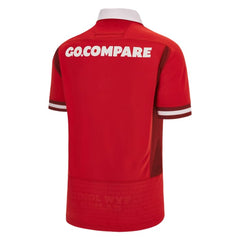 Maglia da rugby Macron Wales 2024: replica della maglia rossa per bambini, vista posteriore con logo dello sponsor "GO.COMPARE"