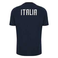 T-shirt Macron Italia Rugby FIR Travel: maglietta a maniche corte in policotone blu navy con stampa "ITALIA" sul retro.