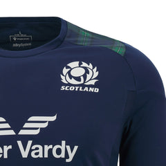 Maglia da allenamento Macron Scotland Rugby 2024: maglia blu navy con dettagli a quadri verdi, logo del cardo scozzese.