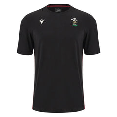 T-shirt da rugby Macron Galles Travel M23-24 in cotone nero con stemma ricamato.