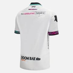 Maglia da rugby Ospreys 2024 Away: maglia da rugby bianca, vista posteriore, con loghi degli sponsor.