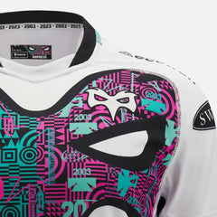 Maglia da rugby Ospreys 2024 Away: maglia bianca con design geometrico nero, rosa e verde acqua