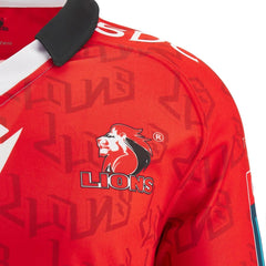 Maglia Rugby Lions Emirates Home M24: Maglia da rugby rossa con logo Lions e motivo della squadra