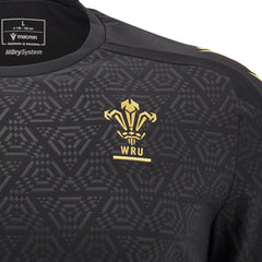 Maglia rugby Galles allenamento 2025 Total Black: Maglia da allenamento rugby nera del Galles con logo e dettagli WRU dorati.