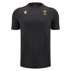 Maglia rugby Galles allenamento 2025 Total Black: Maglia da allenamento rugby nera del Galles con loghi WRU e Macron dorati.