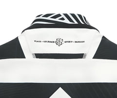 Maglia Rugby Barbarians home pro 2026 Macron: dettaglio colletto con scritte Flair Courage Spirit Passion.
