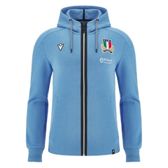 Felpa Rugby Italia Athl: Felpa con cappuccio e zip blu della nazionale italiana di rugby, collezione Rhodos 2025. Presenta il logo della squadra e il marchio dello sponsor.