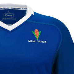 Maglia da rugby Manu Samoa Home 2023-24: maglia blu con logo della squadra e nome ricamati sul petto.