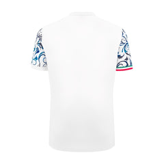 Maglia bianca da rugby Italia 2025 con dettagli grafici blu e verdi sulle maniche.