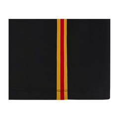 T-shirt rugby Galles total black con banda rossa e gialla sul davanti.