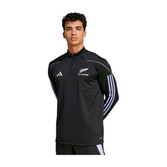 Felpa da rugby Adidas All Blacks 2025: felpa da allenamento nera da uomo con cerniera, 3 strisce e logo degli All Blacks.