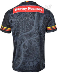 Maglietta Rugby training Indigenous AS bambino pro: Maglia da rugby nera per ragazzi con motivo artistico aborigeno e logo Harvey Norman.