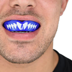 Paradenti Safejawz Shark blu e bianco per rugby e sport da combattimento.