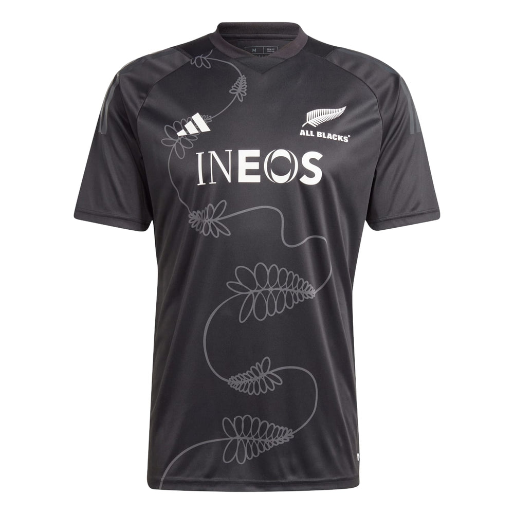 T-shirt Adidas All Blacks Rugby Performance 2024: maglia da rugby nera con motivo a felce e logo dello sponsor INEOS.