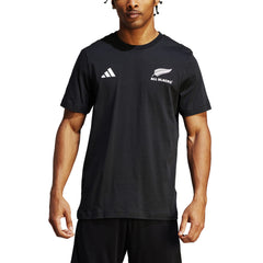 Maglietta da rugby All Blacks di Adidas: maglietta ufficiale in cotone nero con il logo degli All Blacks e il marchio Adidas.