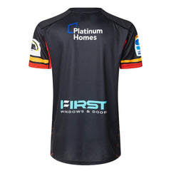 Maglia Rugby Chiefs Super Rugby Pacific Home 2025: maglia da rugby nera, vista posteriore, con i loghi degli sponsor Platinum Homes e First Windows & Doors.