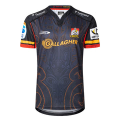 Maglia da rugby Pacific Super Rugby 2025 dei Chiefs: maglia da rugby nera con design ispirato ai Maori, dettagli arancioni e gialli.
