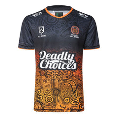 Maglia da rugby da allenamento per bambini Indigenous All Stars 2025: maglia nera e arancione con motivi artistici aborigeni, perfetta per l'allenamento.